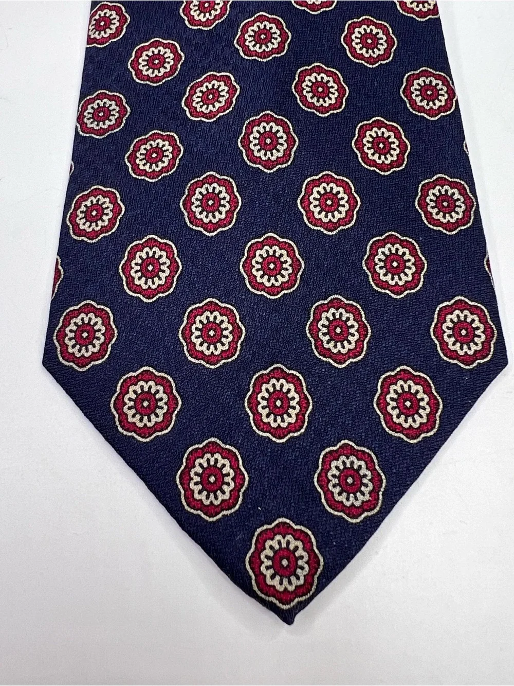 Cable Car Clothiers Navy Blue /Red & White Medallion 100% Silk Men’s Neck Tie